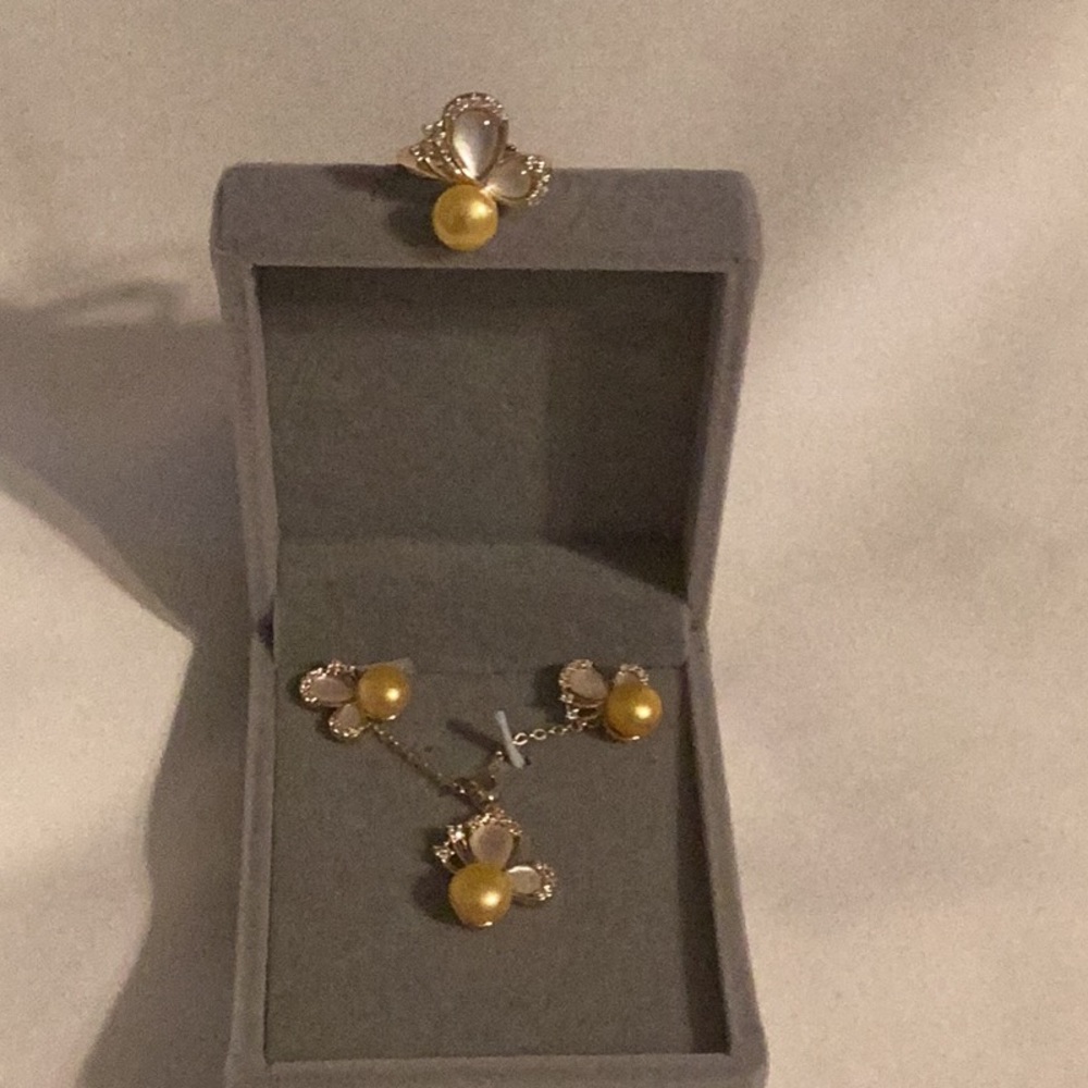 Gold butterfly Freshwater pearl Set